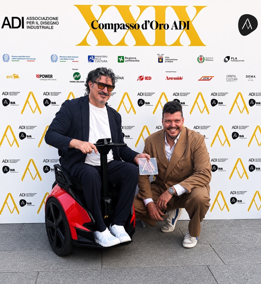 Paolo Badano con Enrico Pagano e il Compasso d’Oro