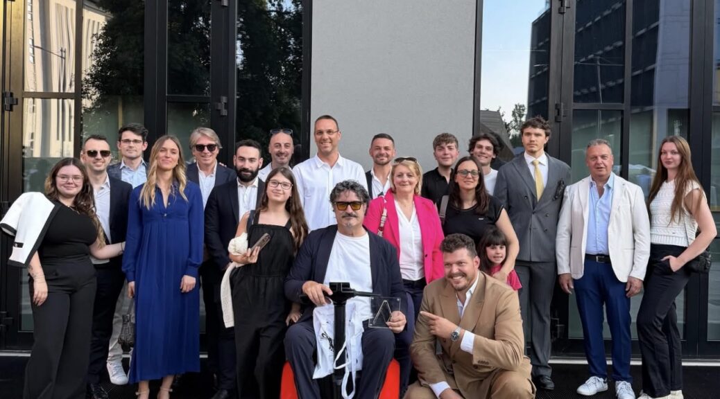 Paolo Badano con Genny Zero e il team Genny dopo la premiazione al XXIX Compasso d’Oro ADI